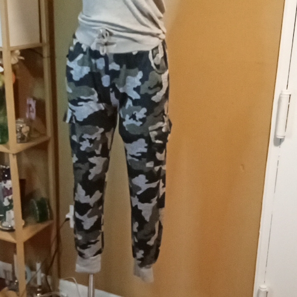 Grey Tank & camo cargo pants - Picture 3 of 13